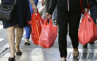 Европарламент принял закон о запрете на пластиковые бутылки и одноразовую посуду