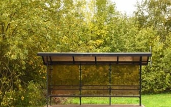 «Заботливый» отец: на остановке брестчанин обнаружил куртку и забрал ее для дочери