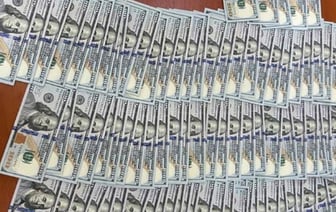 Водитель на границе раздал своим пассажирам более $54 000. Зачем?