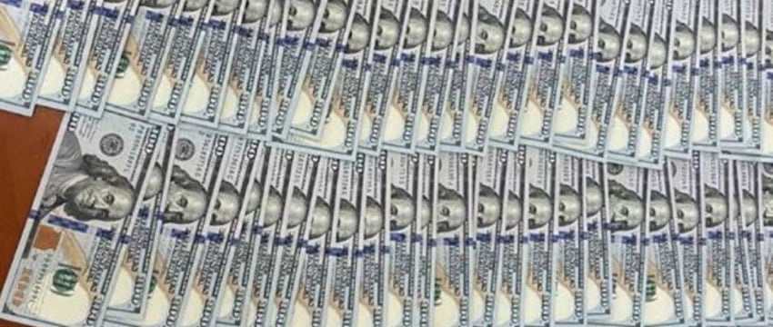 Водитель на границе раздал своим пассажирам более $54 000. Зачем?