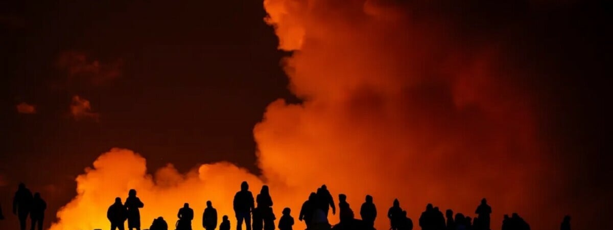 В Исландии объявили эвакуацию из-за самого мощного за последние три месяца извержения вулкана — Видео