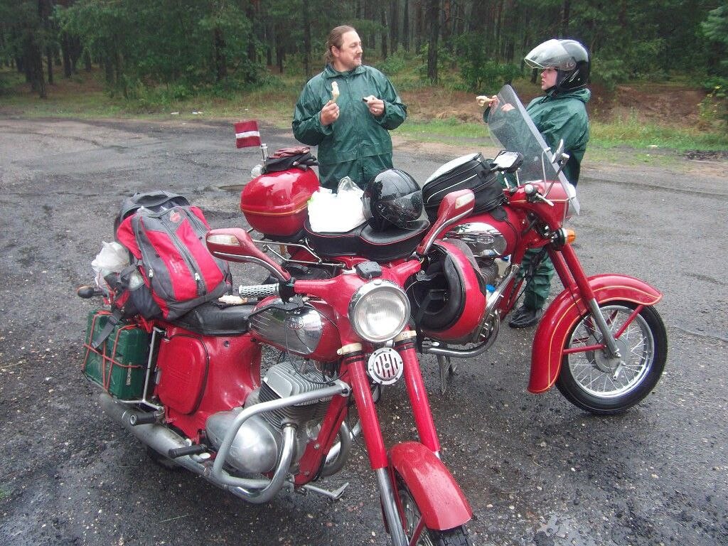 Однажды доехал до Мурманска! Белорус ежегодно путешествует на 50-летнем Jawa 350