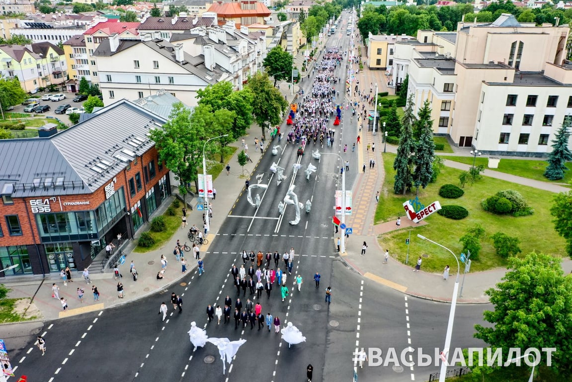 Искренние напутствия, много музыки и рекорд. Выпускники страны празднуют «Последний звонок» в Бресте