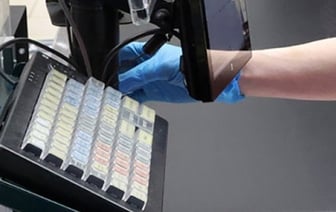 Кассир не пробила на кассе товары на сумму 12 900 рублей и проиграла деньги в казино