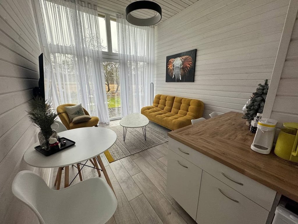 Купил под Брестом сельскую школу и сделал из нее современный глэмпинг. Оцените результат