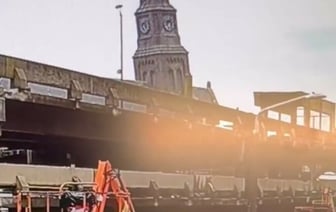 В США внезапное обрушение 46-метровой церкви в центре города попало на видео — Видео