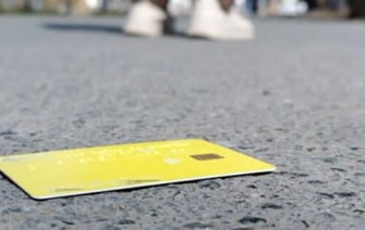 Пенсионер вернул потерянные деньги после находки банковской карты