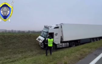 В Ошмянском районе водитель фуры погиб под ее колесами