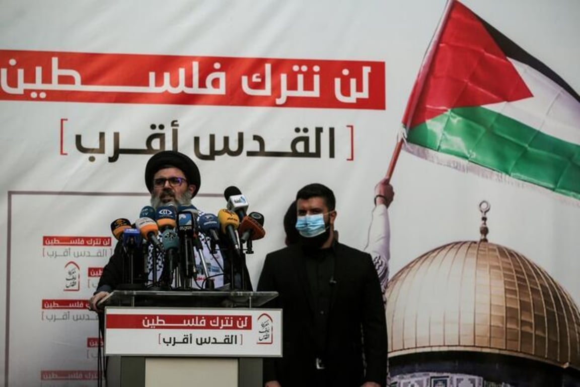 Хашим Сафи ад-Дин (слева), двоюродный брат погибшего лидера «Хезболлы» Хасана Насраллы, выступает с речью на митинге в Бейруте. Фото: dpa via Reuters