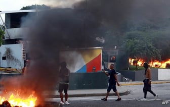 Один человек погиб в результате столкновения протестующих с полицией после оспаривания результатов выборов в Венесуэле.