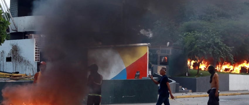 Один человек погиб в результате столкновения протестующих с полицией после оспаривания результатов выборов в Венесуэле.
