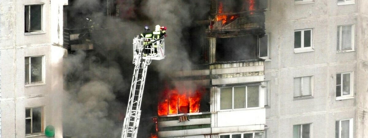 Кто заплатит, если во время тушения пожара повредили соседнюю квартиру? В МЧС Беларуси дали ответ — Полезно