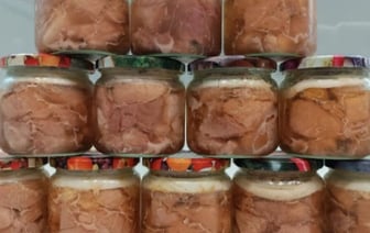 Двое жителей Пинска украли 140 банок тушенки