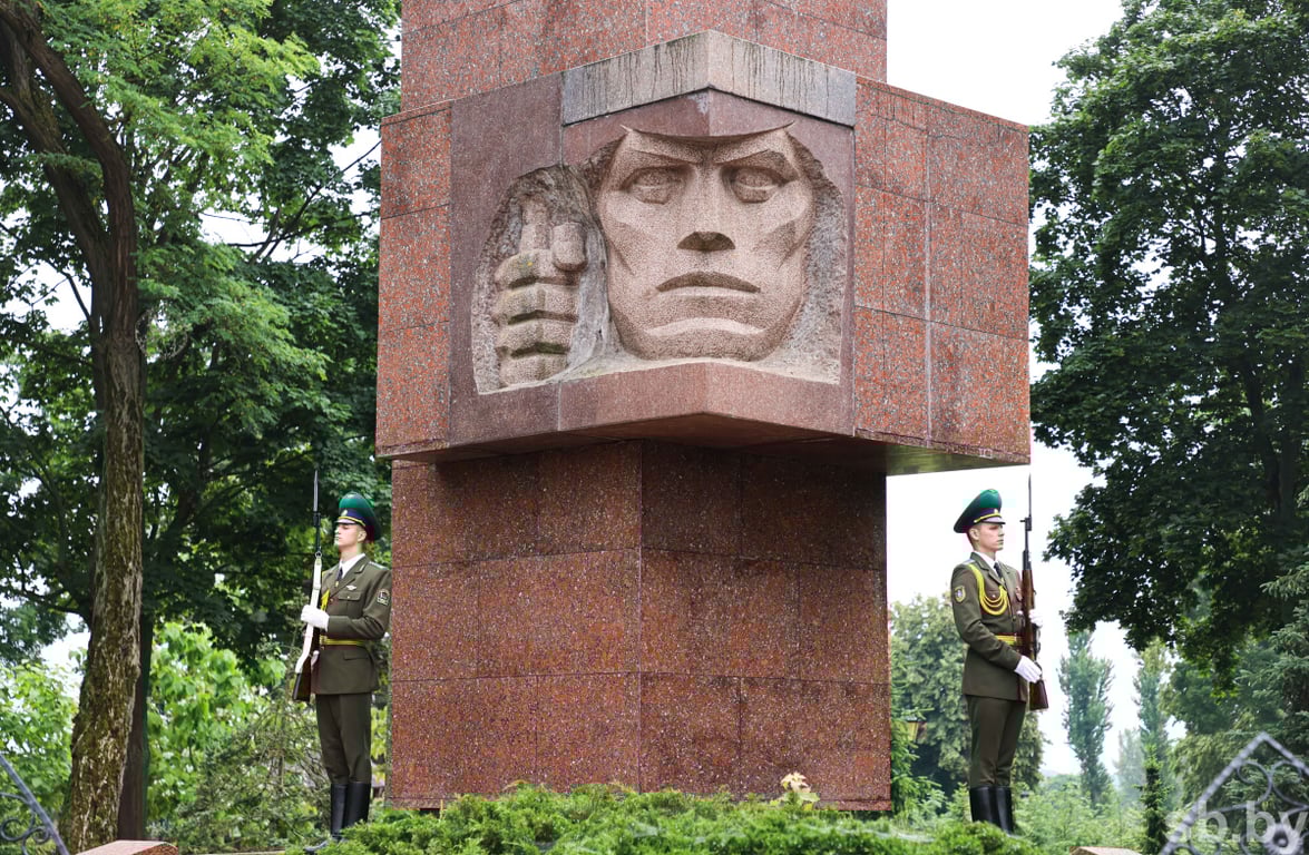 Крестный ход «Церковь и армия» совершил в Бресте памятные литии по пограничникам, отдавшим жизни за Родину