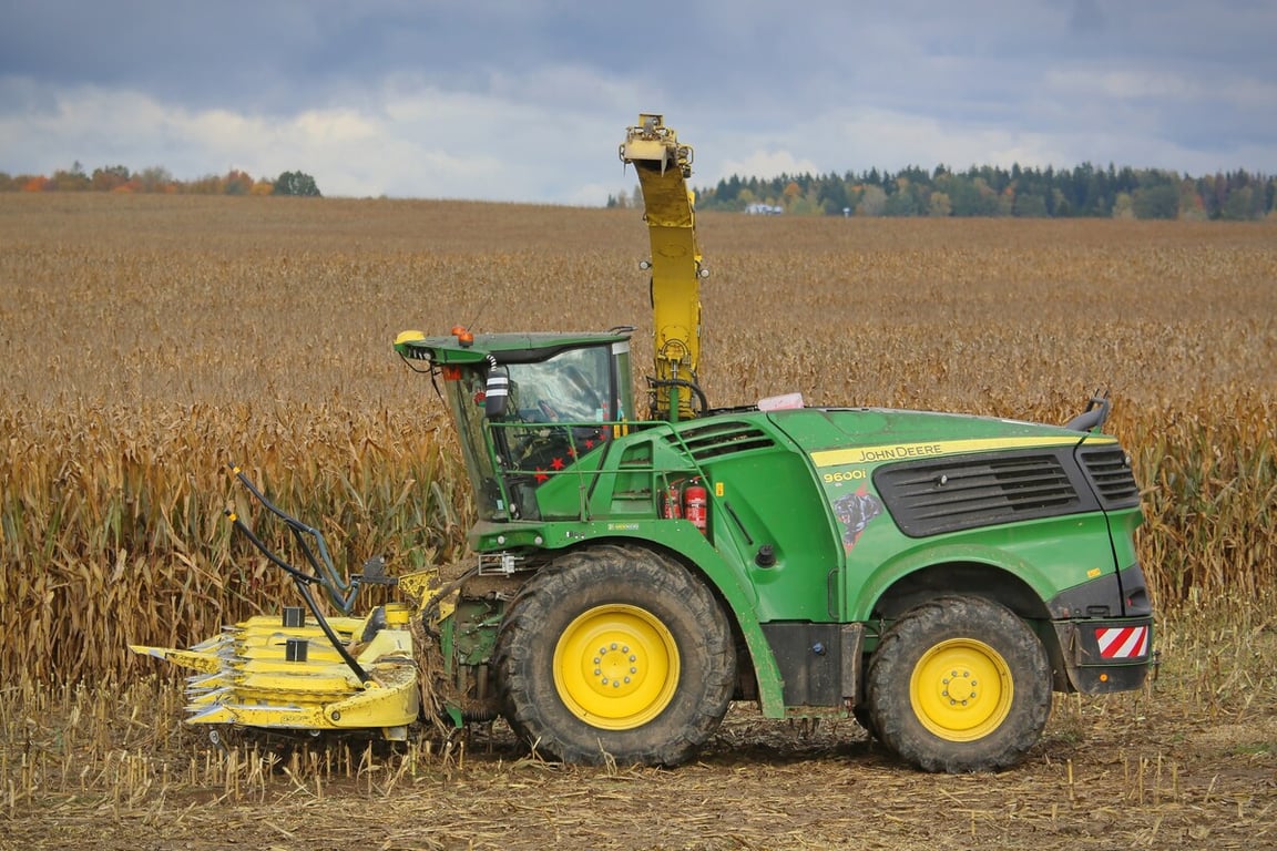 «Днёвка» — 168 рублей! Сколько зарабатывает механизатор на кормоуборочном комбайне John Deere