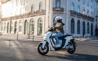 Гродненцу на электроскутере выписали штраф за отсутствие водительских прав. А они нужны? — Полезно