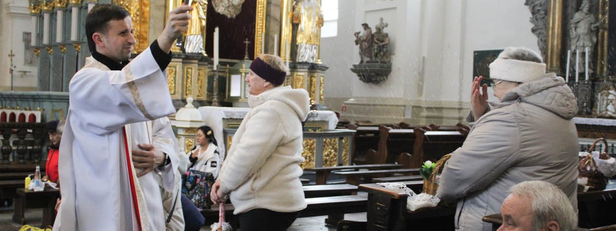 Католики Гродно готовятся к Пасхе — в храмах проходит освящение продуктов