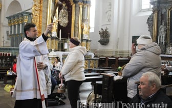 Католики Гродно готовятся к Пасхе — в храмах проходит освящение продуктов
