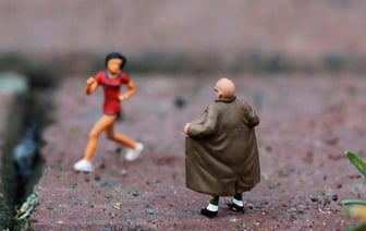 В Лиде мужчина поспорил с другом и снял штаны — что было дальше