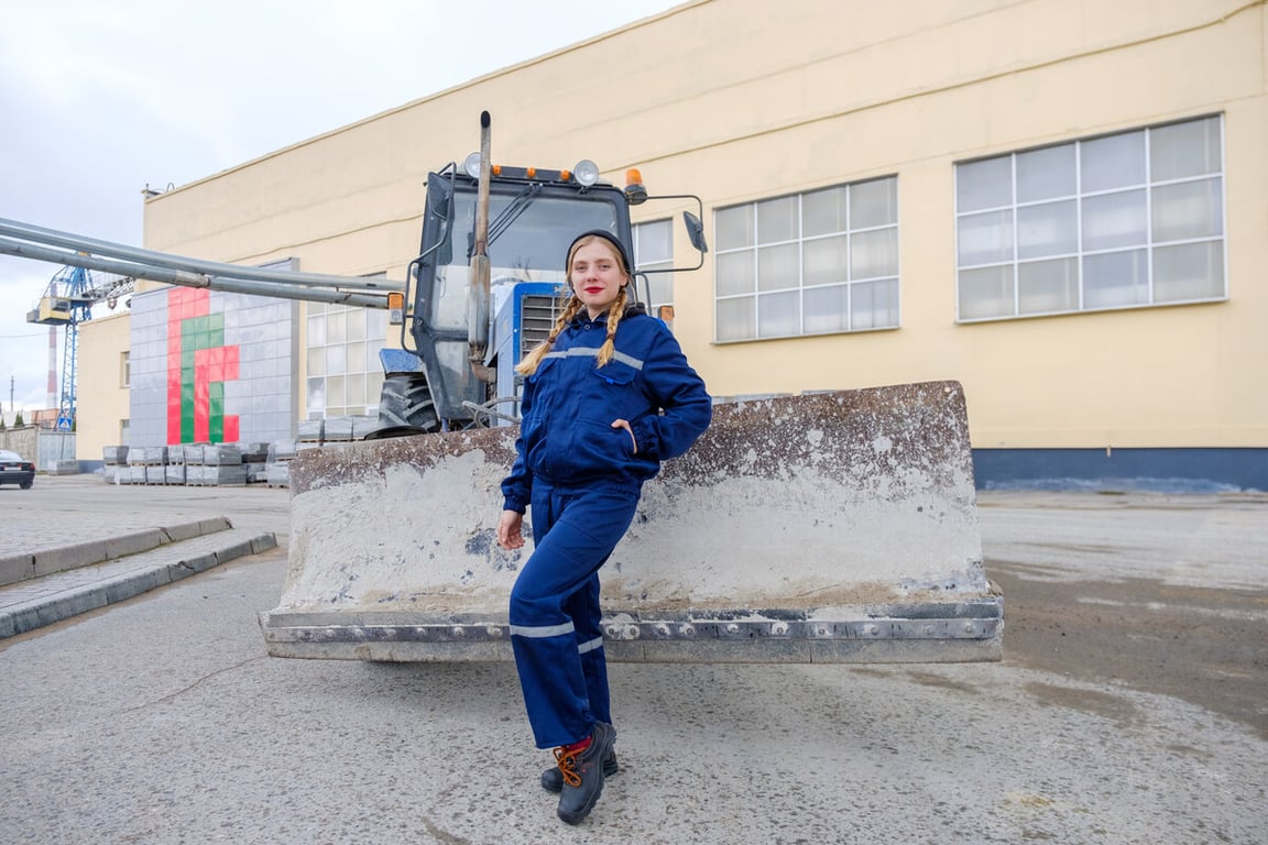 «В мастерской только я, трактор и голуби — романтика!» Интервью с девушкой-трактористкой из Пружан