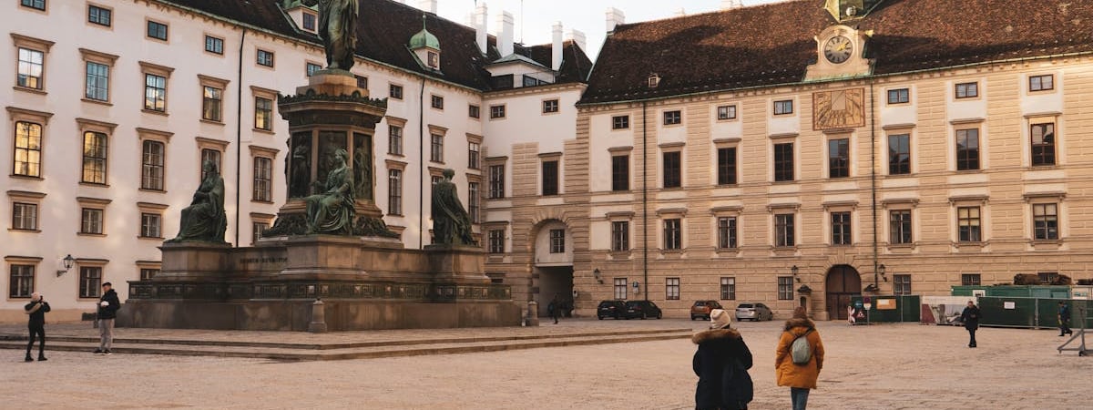 Австрия высылает двух "дипломатов" РФ