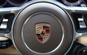 Водитель Porsche Cayenne дал взятку, чтобы его не наказали за превышение скорости на 40 км/ч