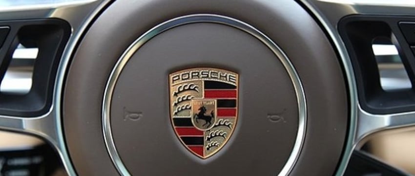 Водитель Porsche Cayenne дал взятку, чтобы его не наказали за превышение скорости на 40 км/ч