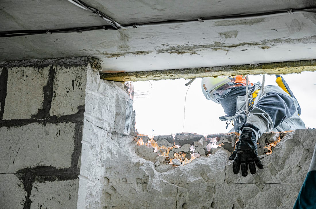 Взяли и прорубили новые окна в многоэтажке. А так можно было?