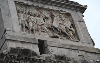 Древняя Римская арка Константина была повреждена молнией.