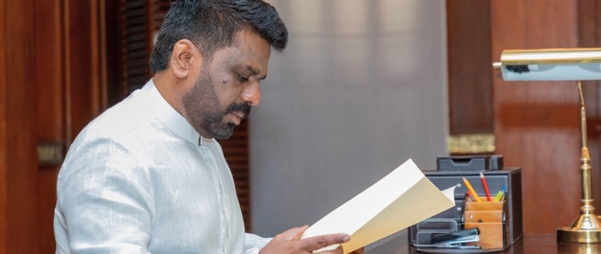 Президент Шри-Ланки назначил кабинет министров из трех человек.
