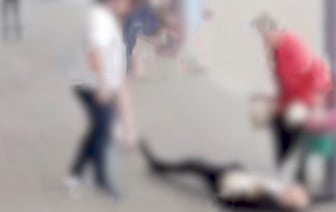 Один в реанимации, второй в ИВС. В Беларуси мужчина чуть не убил ухажера своей жены. Видео потасовки