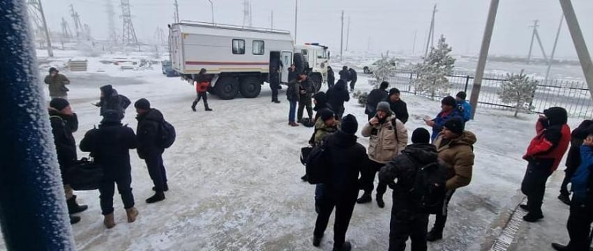 40 белорусских дальнобойщиков спасли из снежных заносов в Казахстане