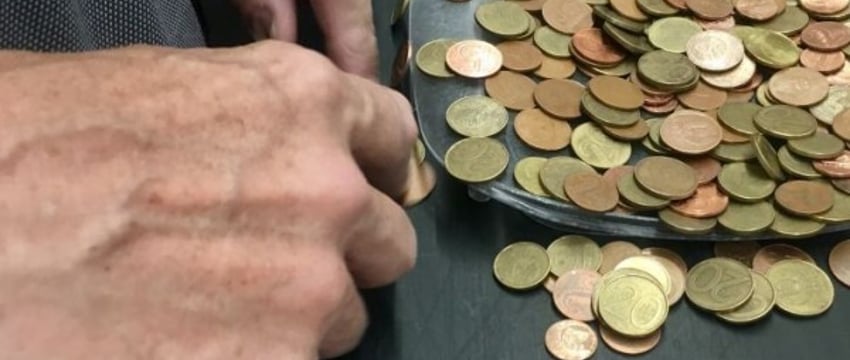 Почти каждый третий белорус тратит все деньги и ничего не откладывает