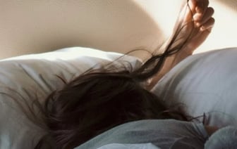 В каких позах лучше не спать, рассказал остеопат.