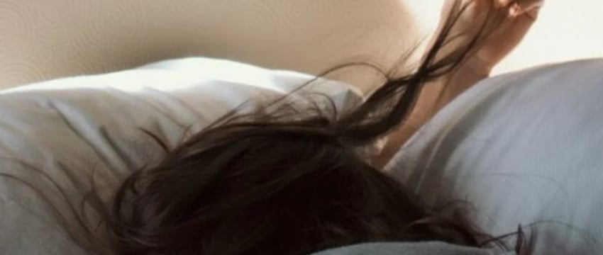 В каких позах лучше не спать, рассказал остеопат.