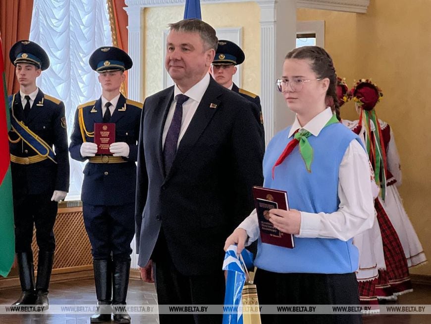 Юрий Шулейко вручил паспорта 25 лучшим школьникам Брестской области