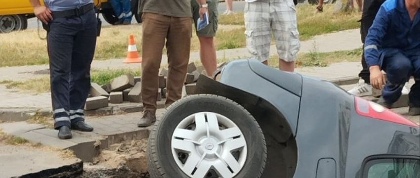 Автомобиль ушел под землю в Бобруйске