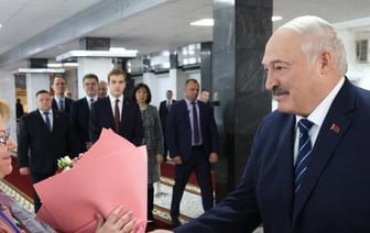 Книгу из сала подарили Лукашенко в буфете на избирательном участке