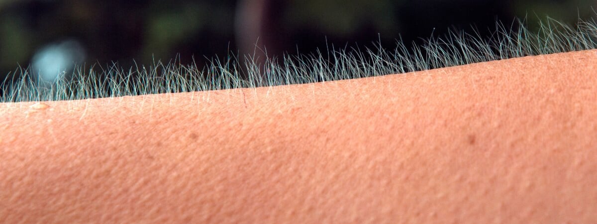 У вас бывают «мурашки» по коже? Врач рассказывает, что это может быть симптомом заболеваний