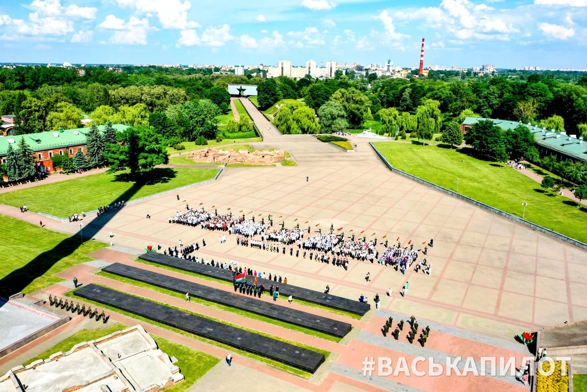 Искренние напутствия, много музыки и рекорд. Выпускники страны празднуют «Последний звонок» в Бресте