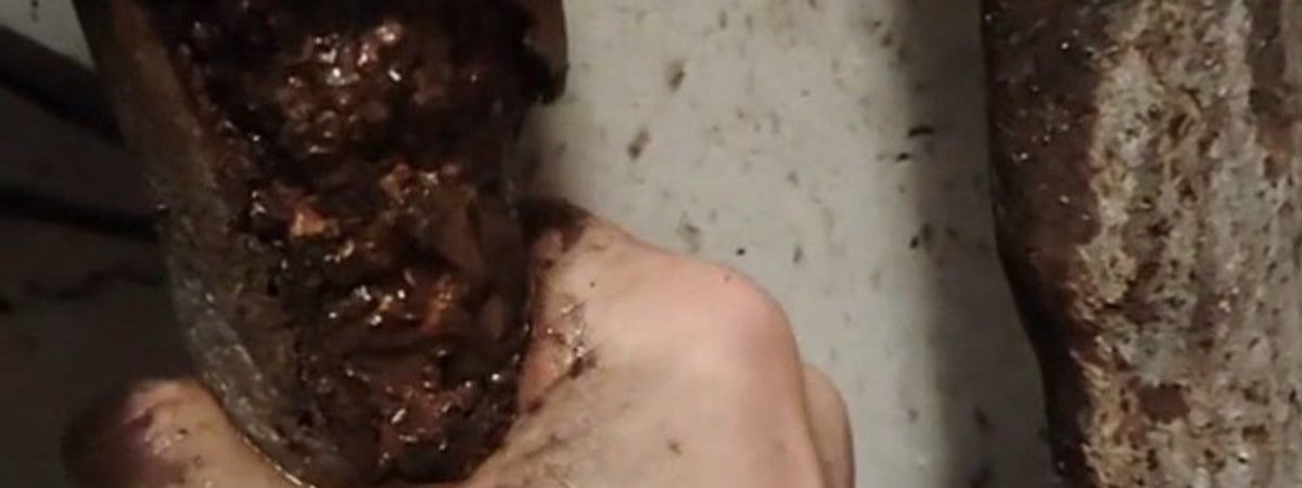 «В ЖЭУ сказали: затопит этаж — будем делать». Житель Борисова не может решить проблему с трубами