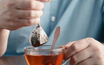 Врач рассказал, почему опасно пить чай в пакетиках: ответ вас удивит