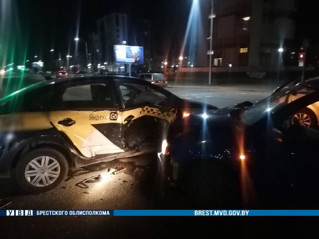 В Бресте пьяный водитель Skoda врезался в автомобиль такси