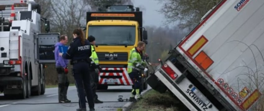 В Германии белорус на фуре съехал с дороги и врезался в дерево