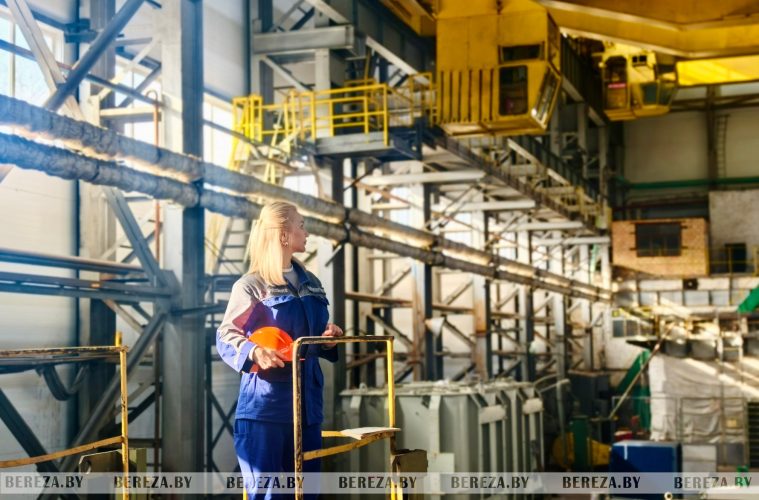 Многодетная мама из Белоозерска ловко управляет грузоподъемным краном на заводе