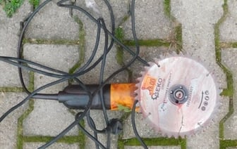 Жуткая смерть: белорус пилил дрова и раскроил себе шею