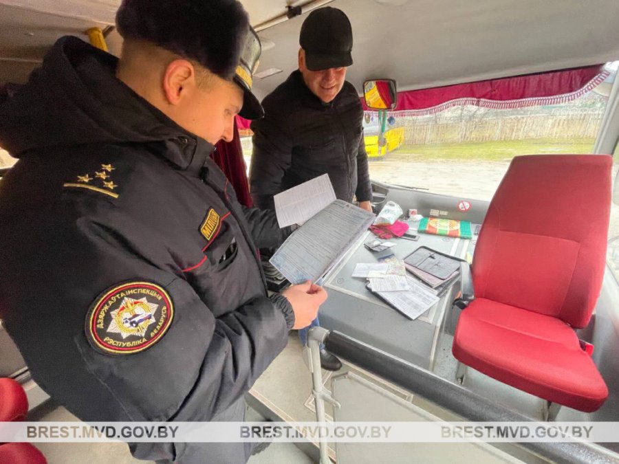 ГАИ проверила готовность школьных автобусов в агрогородке под Брестом