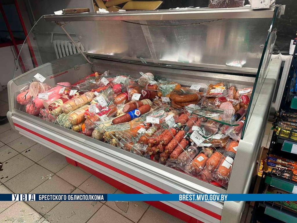 В Барановичским районе неизвестный мужчина зашел с ружьем в магазин и попытался его ограбить