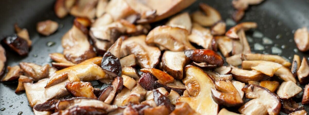 Сколько минут жарить боровики и лисички? Вот когда нужно добавить лук, чтобы «не перебил» вкус — Полезно