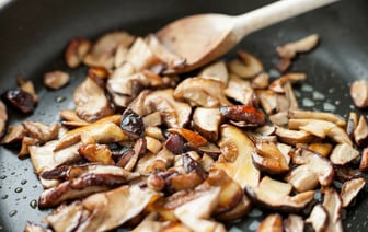 Сколько минут жарить боровики и лисички? Вот когда нужно добавить лук, чтобы «не перебил» вкус — Полезно